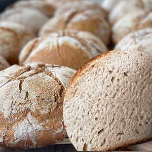 (c)friedrichhof.de: Bauernbrot aus dem Holzbackofen