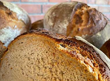 (c)friedrichhof.de: Bauernbrot aus dem Holzbackofen