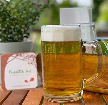 (c)friedrichhof.de: frisch gezapftes Bier im Biergarten
