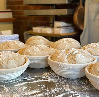 (c)friedrichhof.de: Brotlaibe im Gärkorb