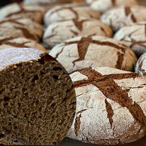 (c)friedrichhof.de: Roggenbrot aus dem Holzbackofen