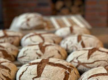 (c)friedrichhof.de: Roggenbrot aus dem Holzbackofen