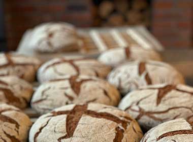 (c)friedrichhof.de: Roggenbrot aus dem Holzbackofen